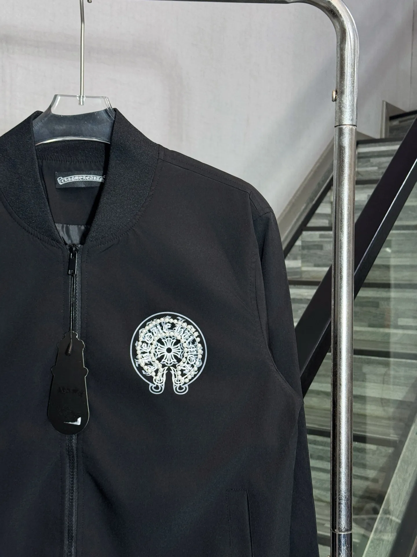P320 model number: HE361 Chromehearts-Chrome Hearts Pearl Sanskrit Baseball Jacket The fabric is made of precision fine-grain woven fabric, which makes the upper body comfortable and light, and feels smooth and delicate. The collar, hem, and cuffs are made of counter-dyed elastic threads. The pattern on the chest and back is first printed with imported direct injection and full-bead drilling. The clothing pattern is complex in workmanship and has a strong texture, which highlights the overall characteristics of the clothing. The style is improved. Custom-made resin sliders and zippers are made by a large factory. The three standards are complete. The same style for men and women. Match it as you like. Feel free to buy it.  Color: Black Size: S M L XL